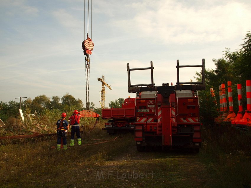 LKW faehrt in den Rhein Langel Hitdorf Faehre P317.JPG